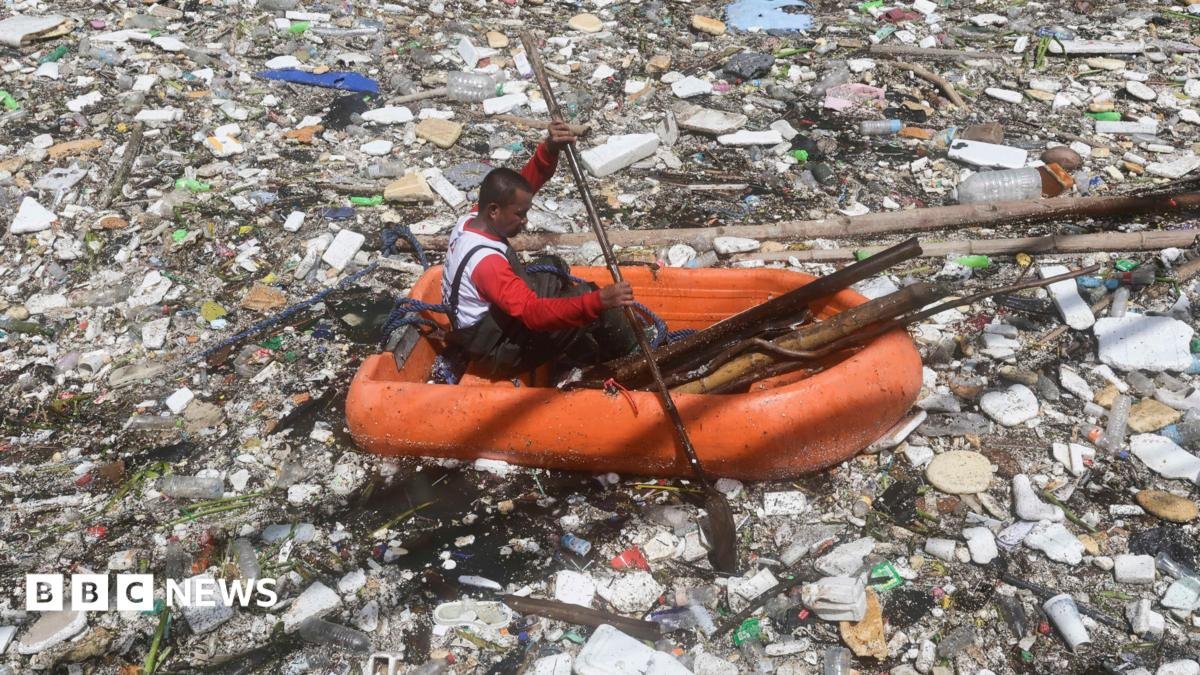 Watch: Manila river surface covered in tide of rubbish